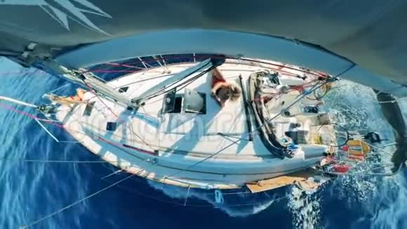 一艘自驾游艇上有一名女子的俯视图视频的预览图
