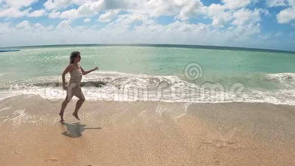 一位女士沿着海岸缓慢行驶视频的预览图
