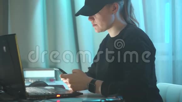 在电脑上工作的女性黑客女人工作用手机打电话视频的预览图