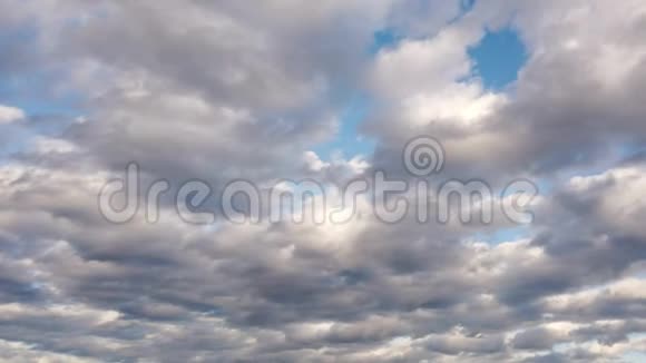 云彩从左到右摇摄视频的预览图