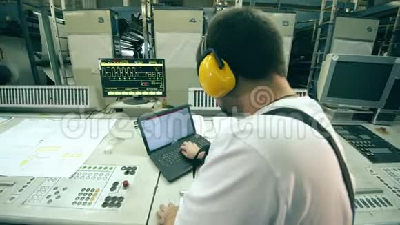 造纸厂的工程师正在背面的笔记本电脑上打字视频的预览图