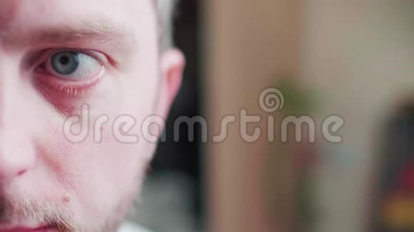 胡子男人脸的特写镜头不同的情感视频的预览图