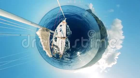 帆船穿越水域的全景视频的预览图