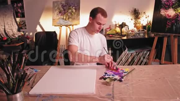 艺术家休闲灵感男人混合颜料创作视频的预览图