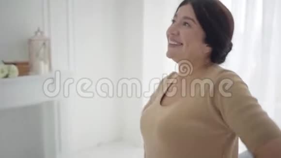 快乐的白人女性退休者在家享受自由生活的肖像摄像机从幸福的笑脸上移下来视频的预览图