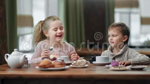 两个男女孩子一起在餐厅享用美味的午餐红色相机中景视频的预览图