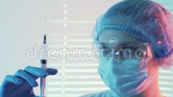 外科麻醉医生ppe注射器注射视频的预览图