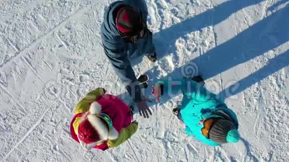 从上面近距离观察年轻人把他们的手放在一起滑雪和滑雪板手拿一叠视频的预览图