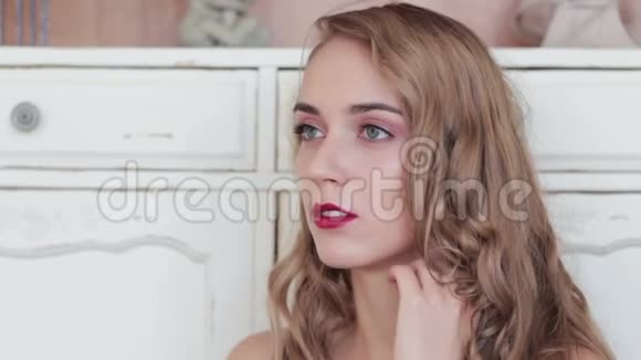 护肤美容女性脸颈视频的预览图