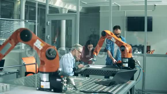 机器人手臂在牵引年轻的科学家越来越高兴视频的预览图