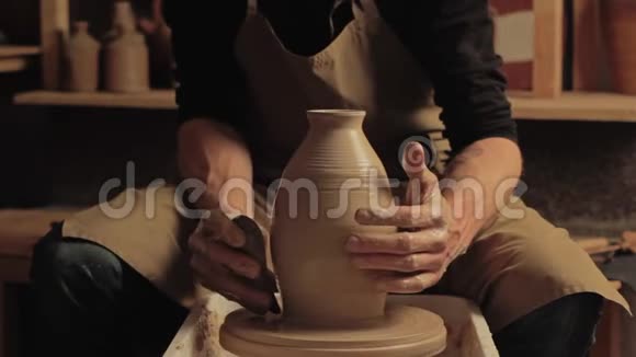 陶瓷工艺男艺术家手工造型花瓶视频的预览图