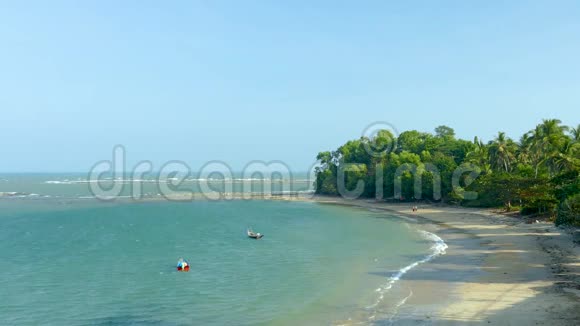 热带海滩的海岸线视频的预览图