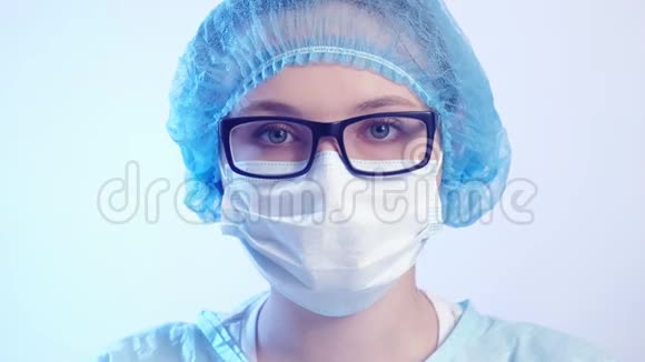 外科医生肖像自信女医生面罩视频的预览图