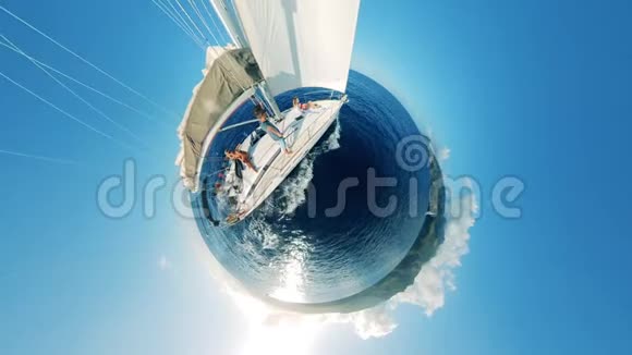 一艘帆船与人们的圆形全景视频的预览图