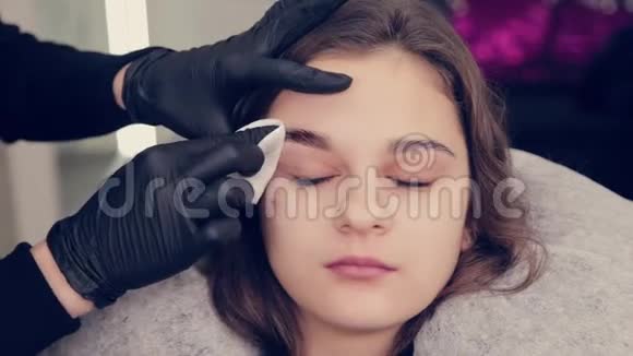 专业女眉师傅在美容院给客户清洗眉毛视频的预览图
