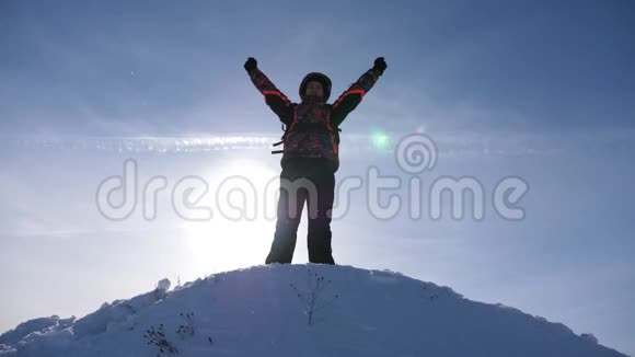 旅行者爬上一座山峰阿拉斯加的旅行者登上雪峰为战胜冬天而欢欣鼓舞视频的预览图