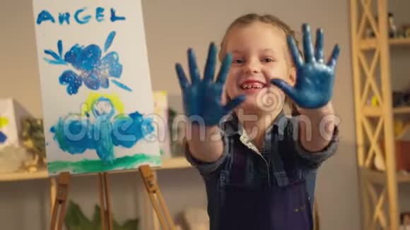 儿童艺术学校快乐女孩手掌心蓝色视频的预览图