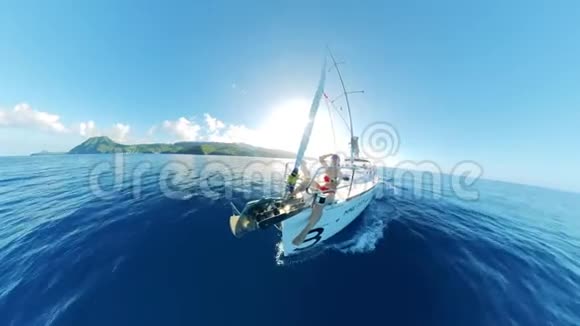 帆船正与一名女性在船上进行日光浴视频的预览图