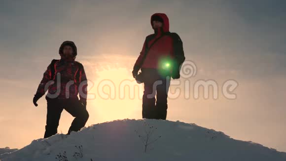 雪山上的旅行者受地形的引导选择运动方向阿拉斯加的旅行者去了视频的预览图
