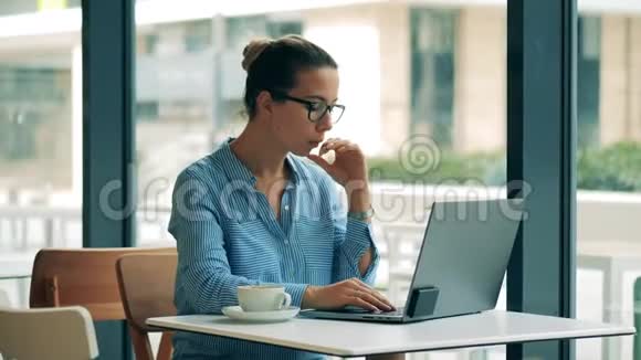 商务小姐在咖啡馆用笔记本电脑视频的预览图