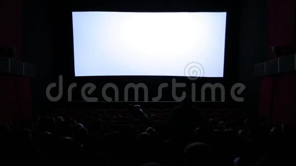 白色屏幕和电影院里的人视频的预览图