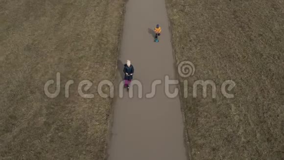 2020年3月27日俄罗斯两个孩子在铺好的小路上骑着摩托车空无一人视频的预览图