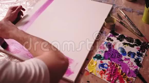 绘画班男艺术家创作画刷视频的预览图