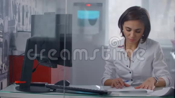女医生正在填写一些文件在纸上写作的人的特写填handle什么视频的预览图