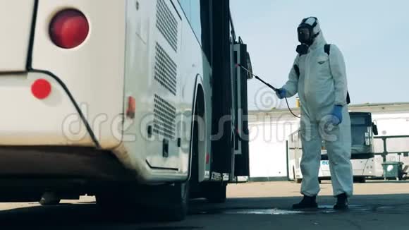 冠状病毒预防卫生消毒工艺公共汽车入口正在由专家进行化学消毒视频的预览图