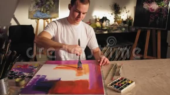 艺术疗法启发了人类抽象的工作油漆视频的预览图