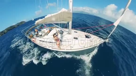 一个女人在帆船上享受微风视频的预览图