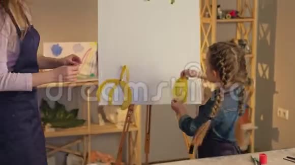 艺术休闲母女抽象香蕉皮视频的预览图