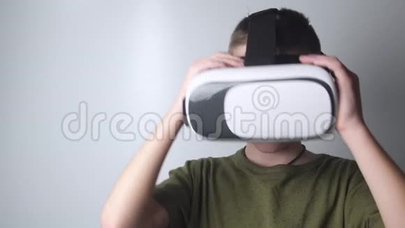 手上有伤疤的男孩在白色背景上使用虚拟现实耳机头盔虚拟现实虚拟现实眼镜新欢视频的预览图
