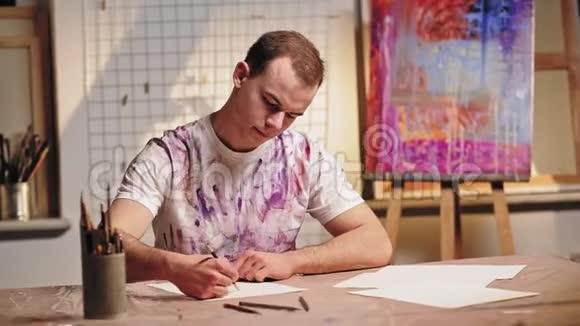 艺术家的生活方式激发了人们素描铅笔的灵感视频的预览图