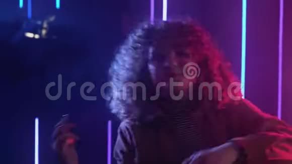 80年代风格女孩迪斯科派对快乐女子舞蹈视频的预览图