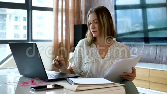 女职员核对电脑文件及输入资料视频的预览图