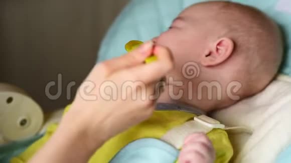 妈妈喂孩子幼儿拒绝吃饭婴儿不想营养那孩子转身离开食物勺视频的预览图