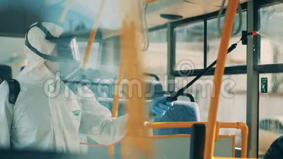 冠状病毒大流行概念消毒流程公共汽车消毒由一名环卫工人负责视频的预览图