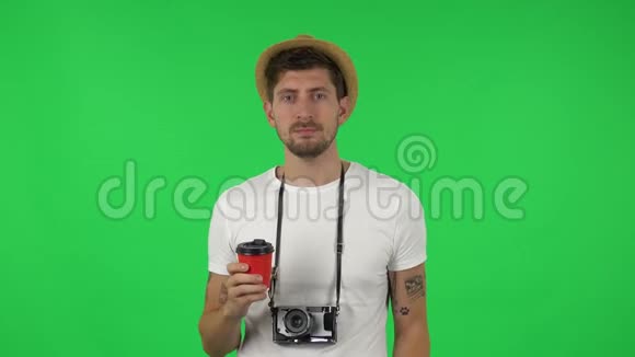 自信男人正在喝咖啡的肖像绿色屏幕视频的预览图