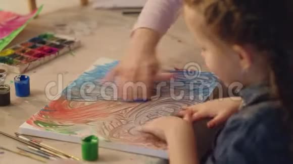 创意儿童女孩妈妈手指画视频的预览图