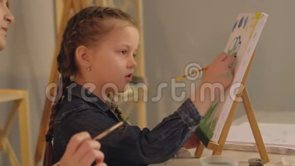 才华横溢的孩子妈妈教女儿画画视频的预览图