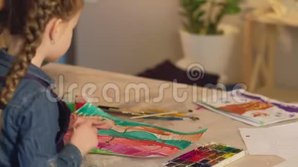 校外活动绘画爱好女孩视频的预览图