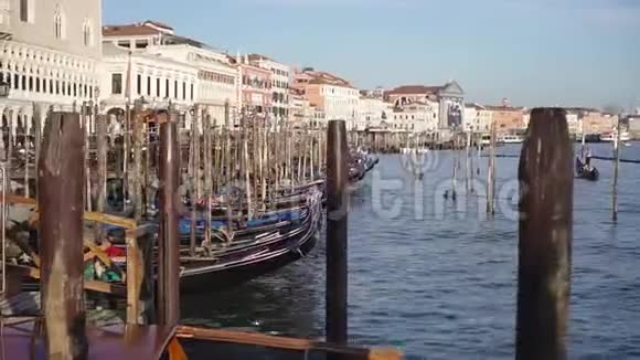 贡多拉斯漂浮在威尼斯的水面上视频的预览图