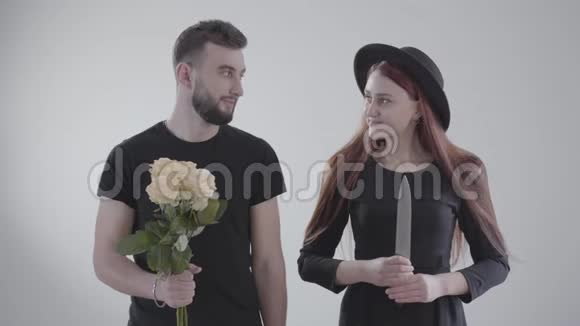 中图为微笑的白人男子在镜头前伸展一束黄玫瑰女子手里拿着大刀视频的预览图