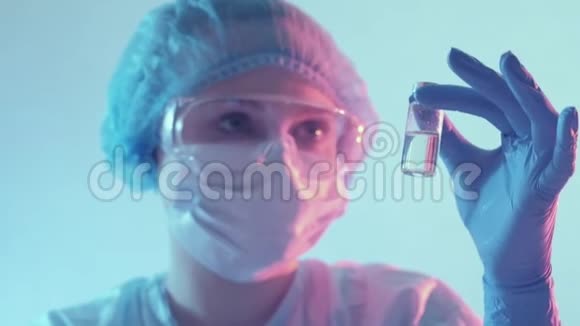临床研究女技师药瓶视频的预览图
