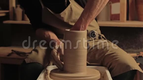 陶艺手工制作人手花瓶视频的预览图