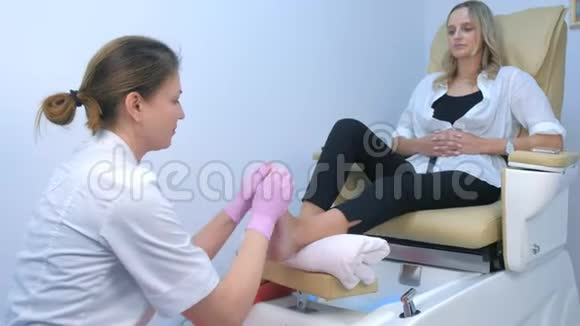 修脚女用面霜做足部按摩美容程序门诊视频的预览图