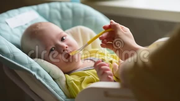 妈妈用勺子喂婴儿妈妈给孩子食物视频的预览图