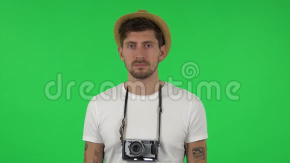 度假游客的肖像是说哇震惊的面部表情在复古相机上拍照绿网视频的预览图