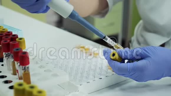 冠状病毒covid19实验室检测实验室工作人员正在给玻璃管注入等离子体视频的预览图